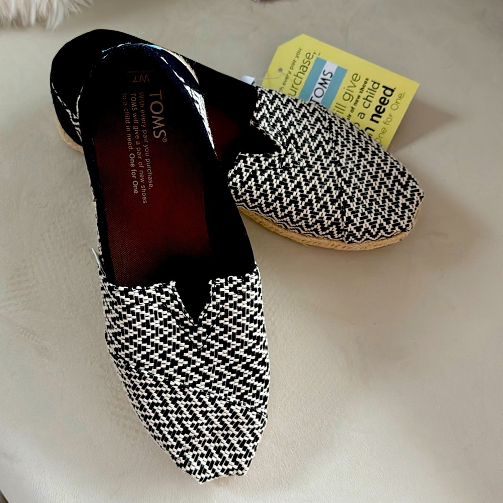 NWT TOMS WOMENS CLASSIC SHOES
